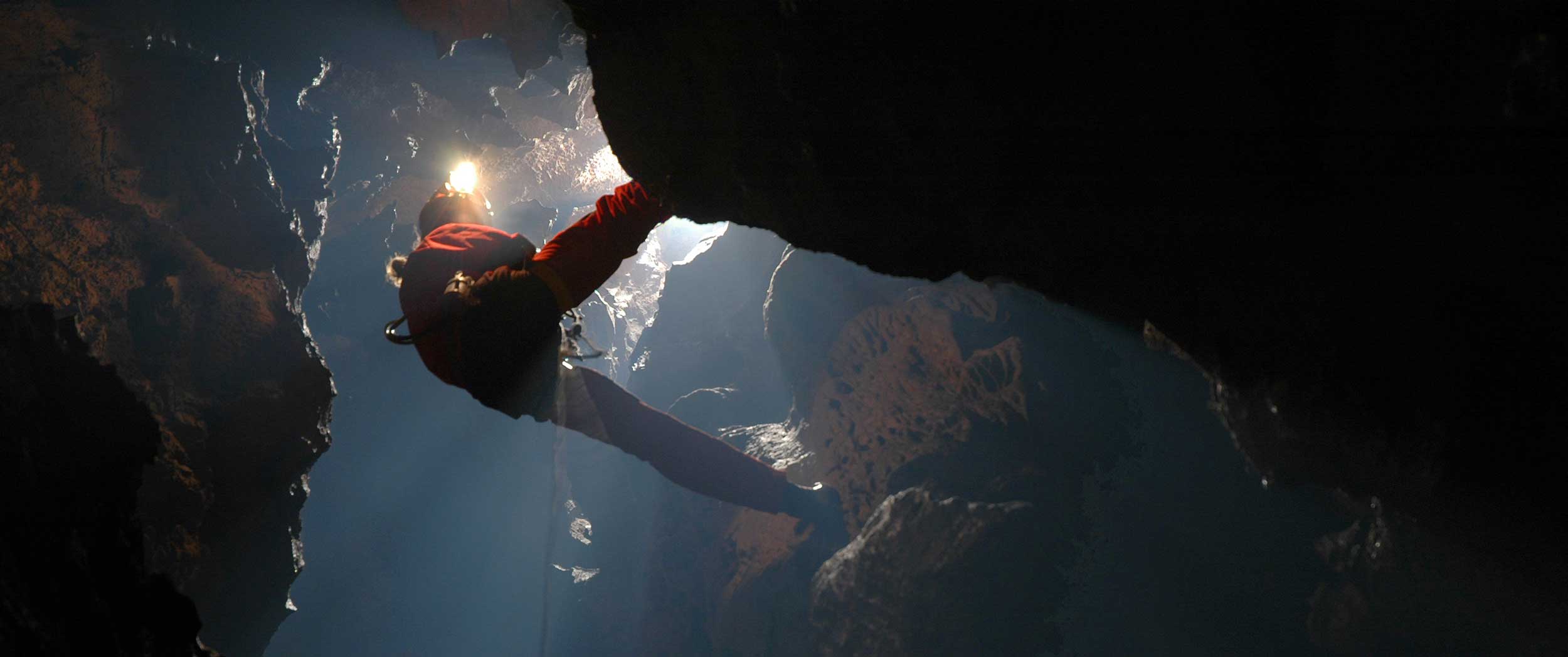 Descente dans la grotte de la Fausse Monnaie