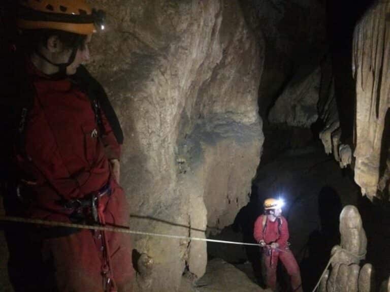 Groupe de personnes descendant dans la grotte de la fausse monnaie