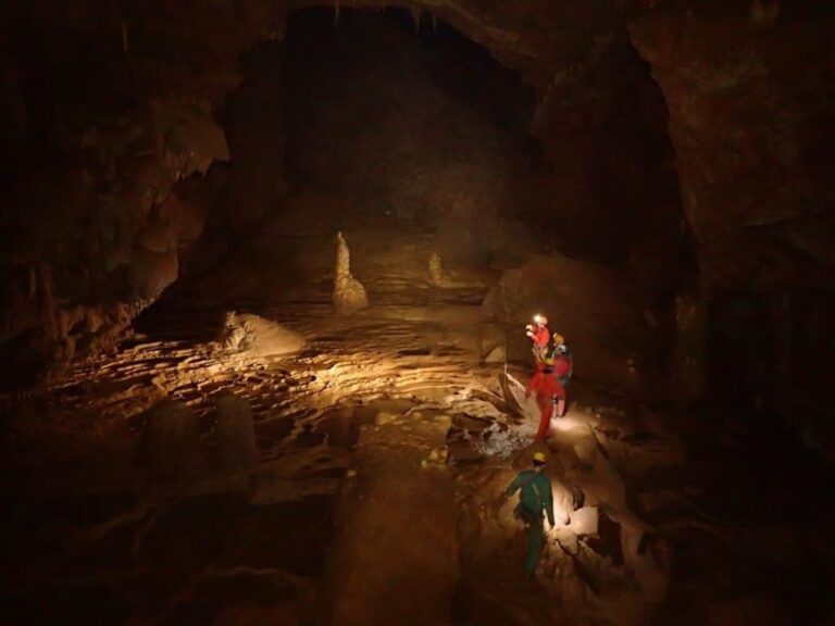 Groupe dans une grande salle de la Grotte Bégué-Ponchon