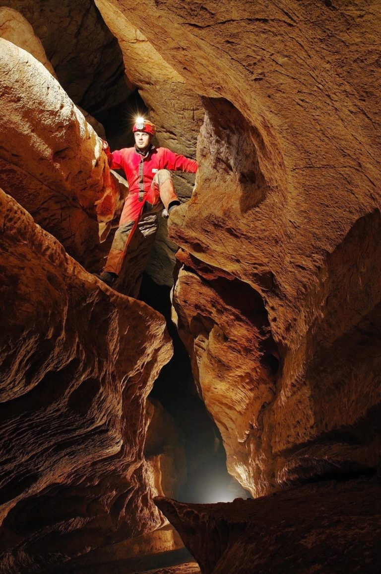 Passage grimpant dans les grottes aurélie et du Maire