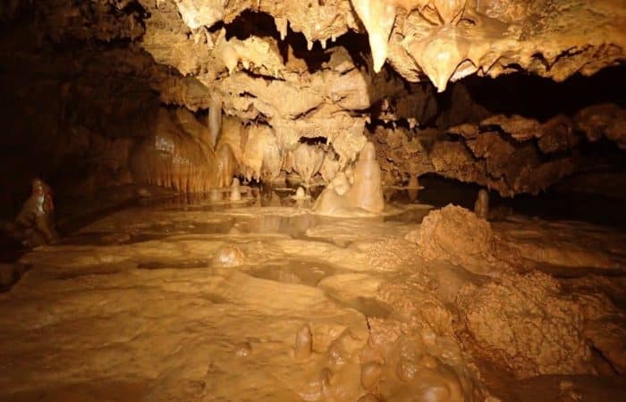 Cavité au plafond bas dans la grotte de Genevaux