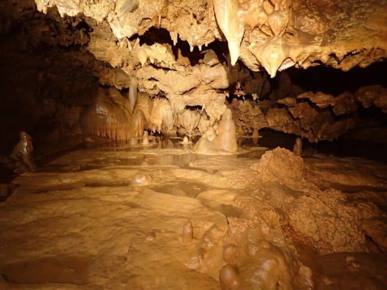 Cavité au plafond bas dans la grotte de Genevaux