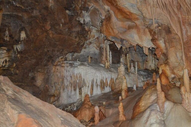Salle avec plusieurs concrétions dans la grotte de Genevaux