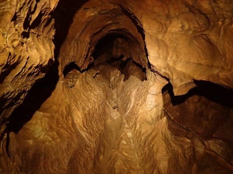 Vue en contre-plongée d'une cavité de la grotte de Genevaux