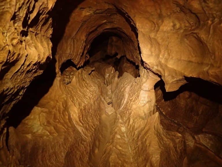 Vue en contre-plongée d'une cavité de la grotte de Genevaux