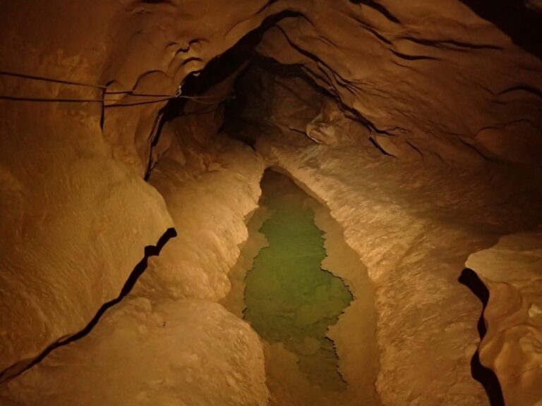 Eau souterraine dans la grotte de la Roquette