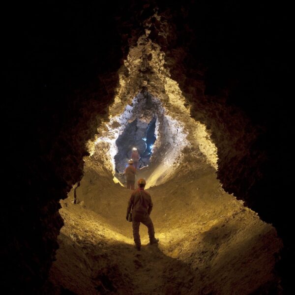 Groupe de spéléologue dans la grotte de la roquette