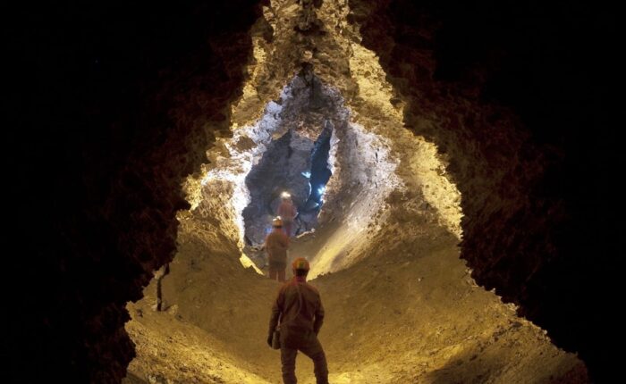 Groupe de spéléologue dans la grotte de la roquette