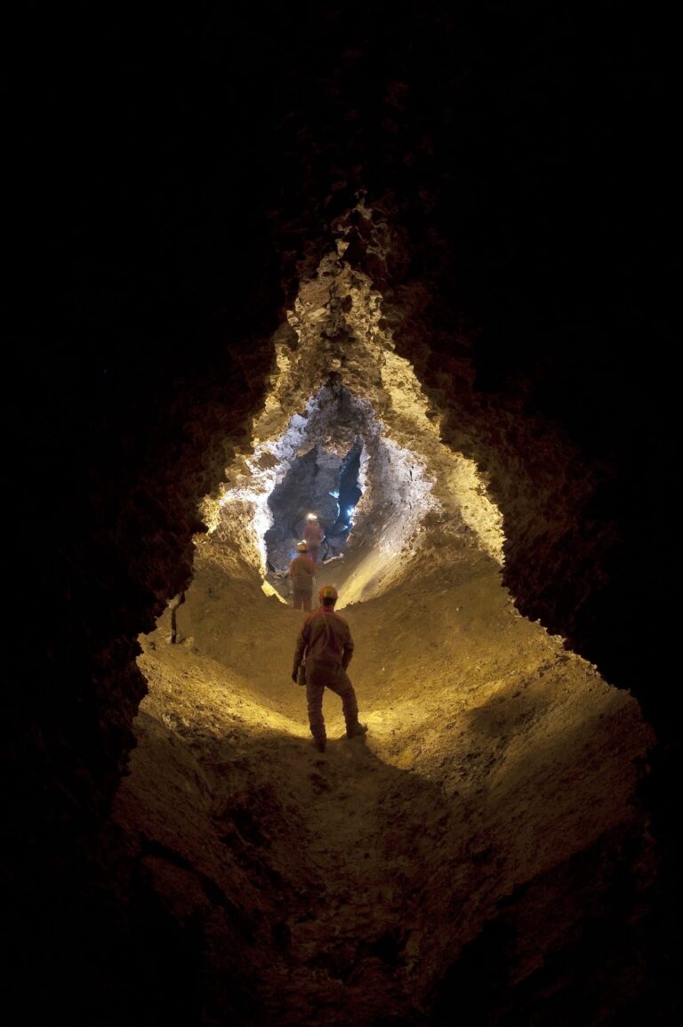 Groupe de spéléologue dans la grotte de la roquette