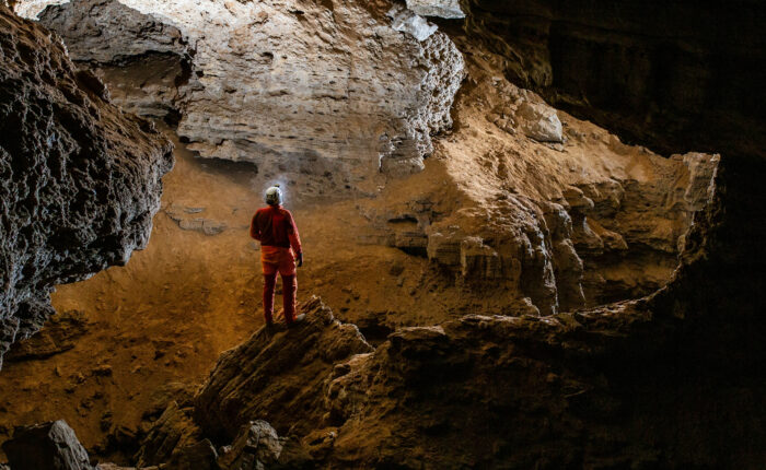 Spéléologie dans une grotte des Cévennes