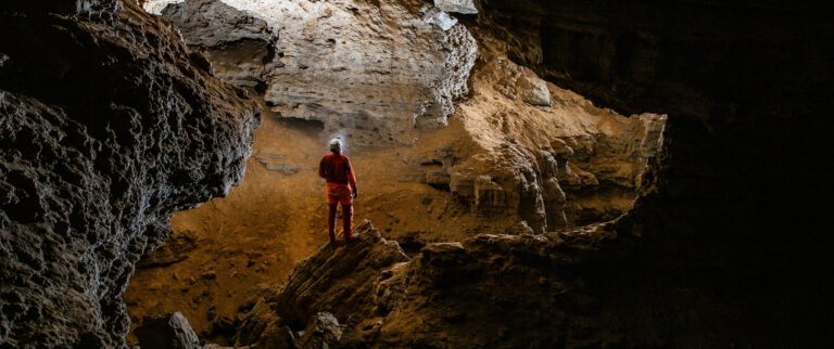 Spéléologie dans une grotte des Cévennes