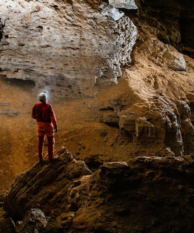 Spéléologie dans une grotte des Cévennes