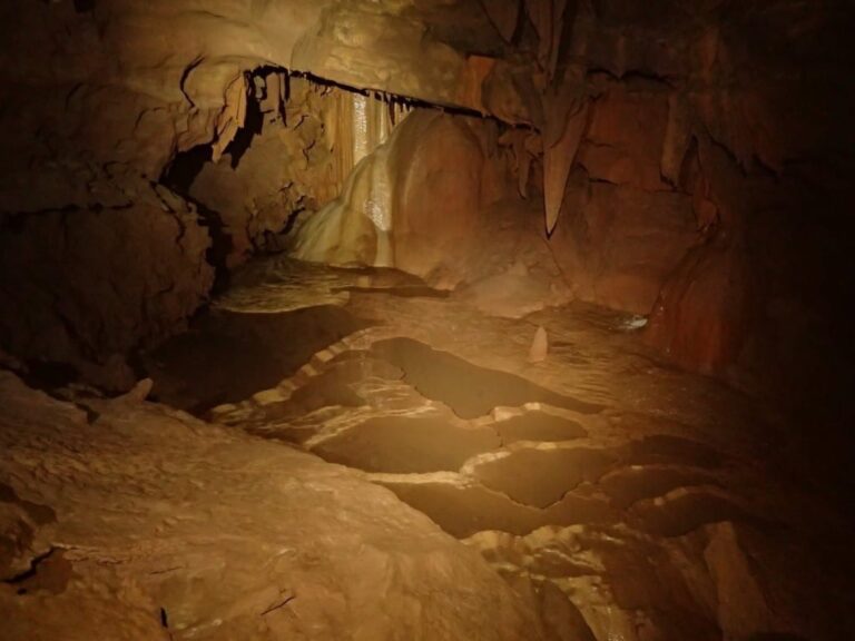 Une salle avec de l'eau dans les grottes aurélie et du Maire