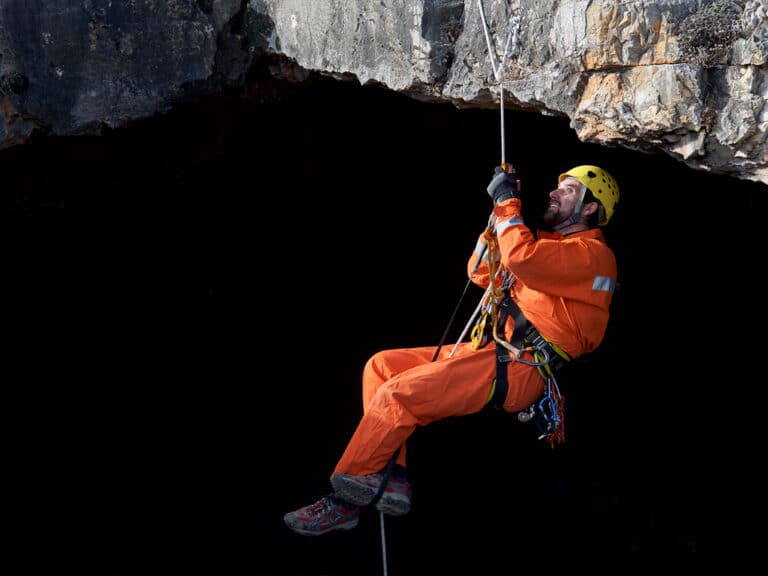 Spéléologie dans une grotte des Cévennes, descente en rappel