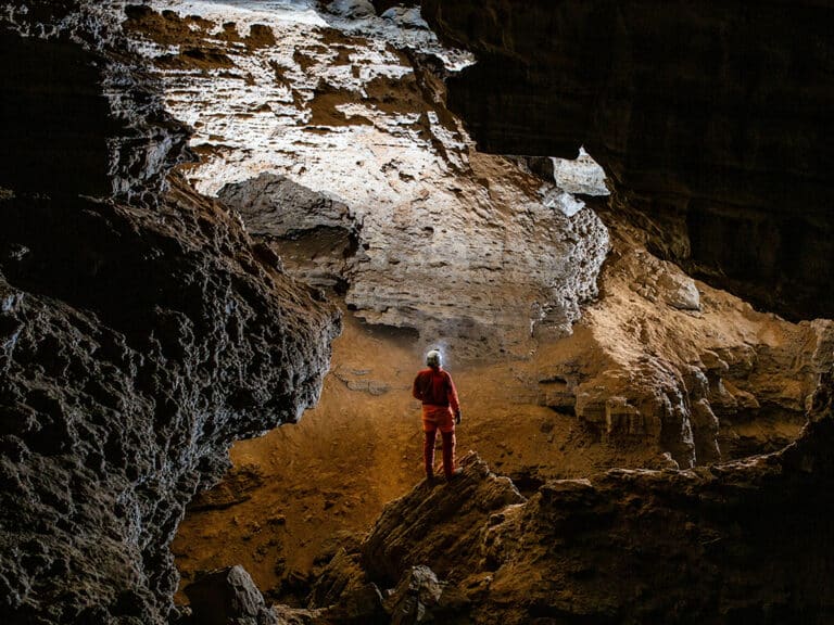 Spéléologie dans une grotte des Cévennes