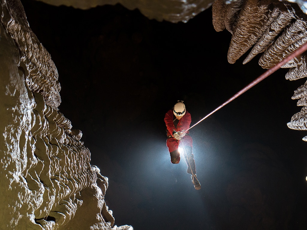 Spéléologie dans une grotte de l'Hérault, descente en rappel