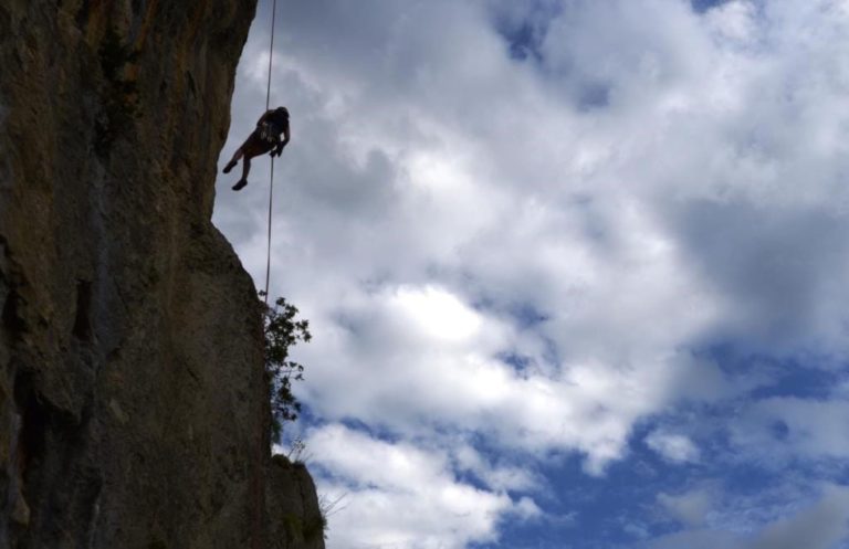 Descente en rappel dan sune via ferrata de la vallée de l'Hérault