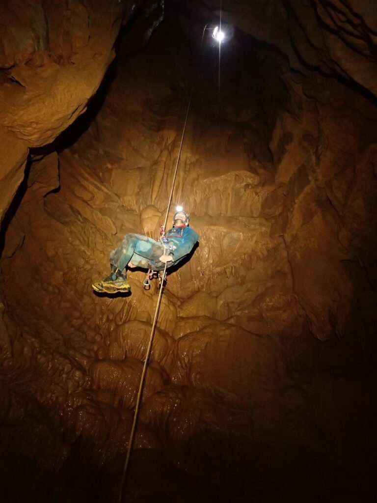 Passage dans une grotte sur une via ferrata des Cévennes