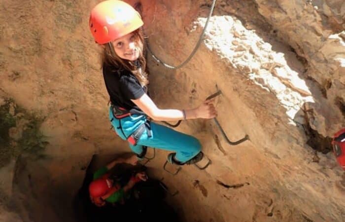 Enfant sur la via ferrata du Thaurac