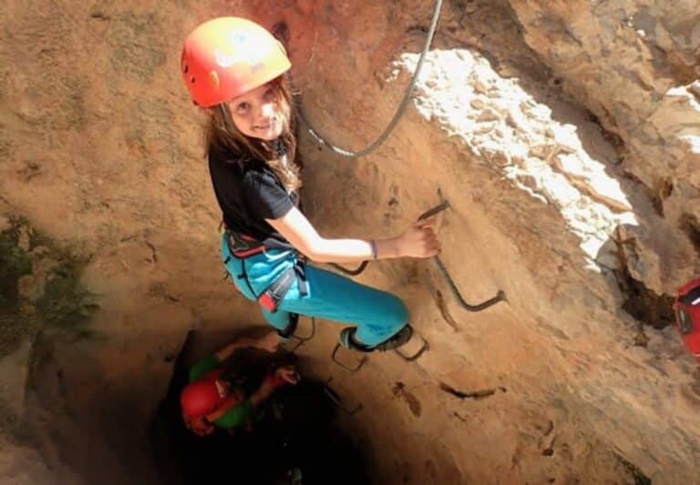 Enfant sur la via ferrata du Thaurac