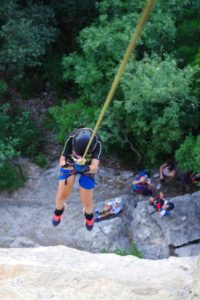 Passage en rappele dans la via ferrata du Thaurac