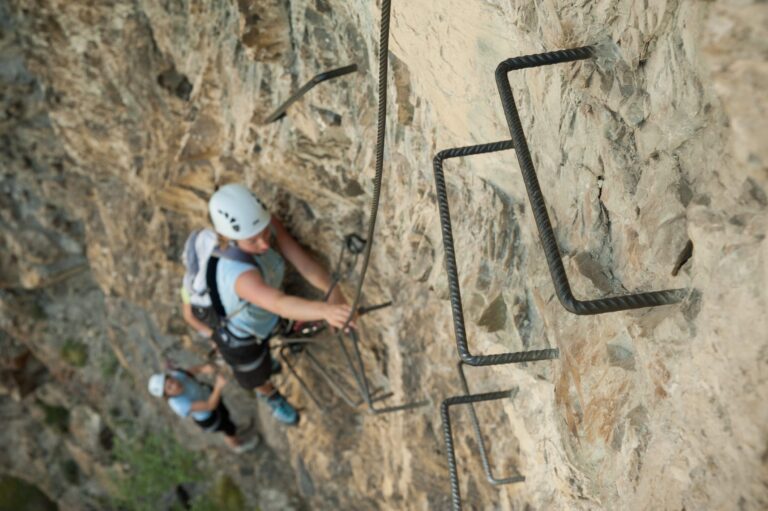 Deux persones sur la Via Ferrata du Vidourle