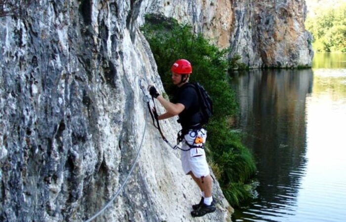 Une homme au bord de l'eau sur la Via Ferrata du Vidourle