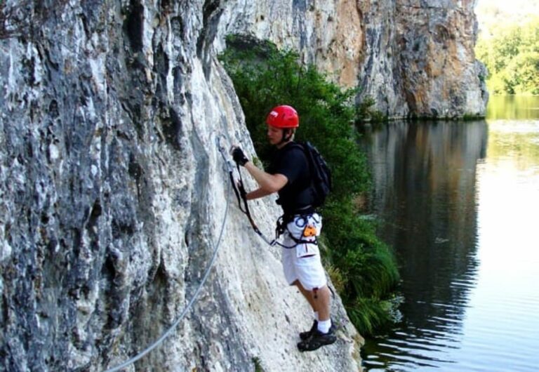 Une homme au bord de l'eau sur la Via Ferrata du Vidourle