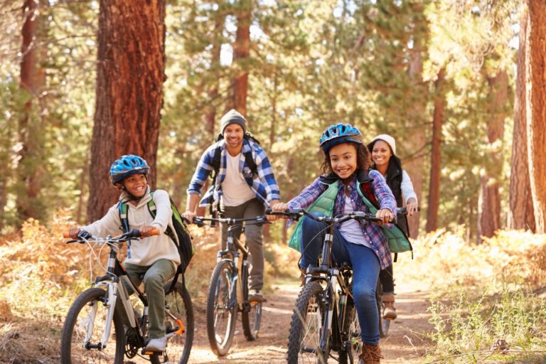 Famille sur un parcours de VTT dans l'Hérault