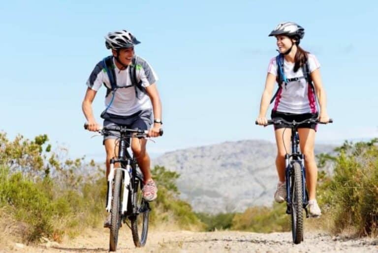 Deux personnes sur un sentier VTT des Cévennes