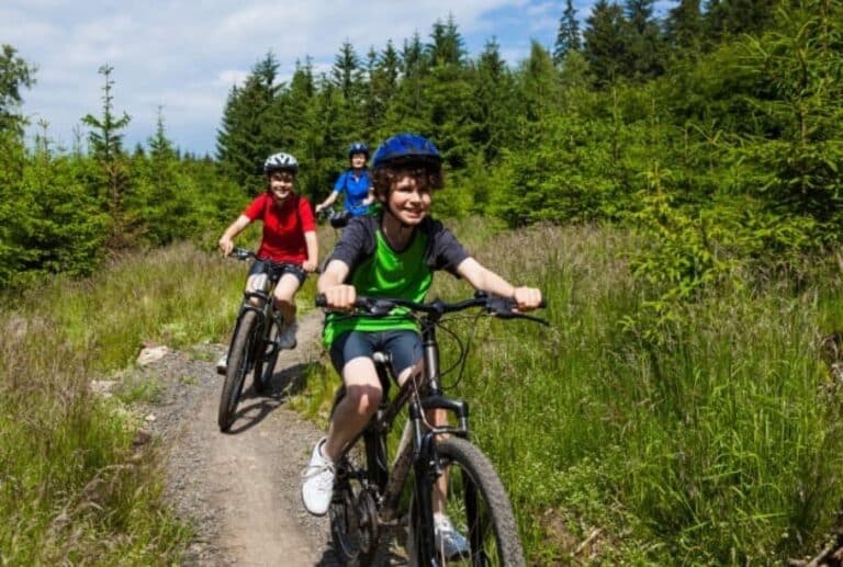 Deux enfants en VTT dans l'Hérault