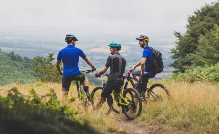 Groupe d'hommes sur un parcours VTT dans l'Hérault