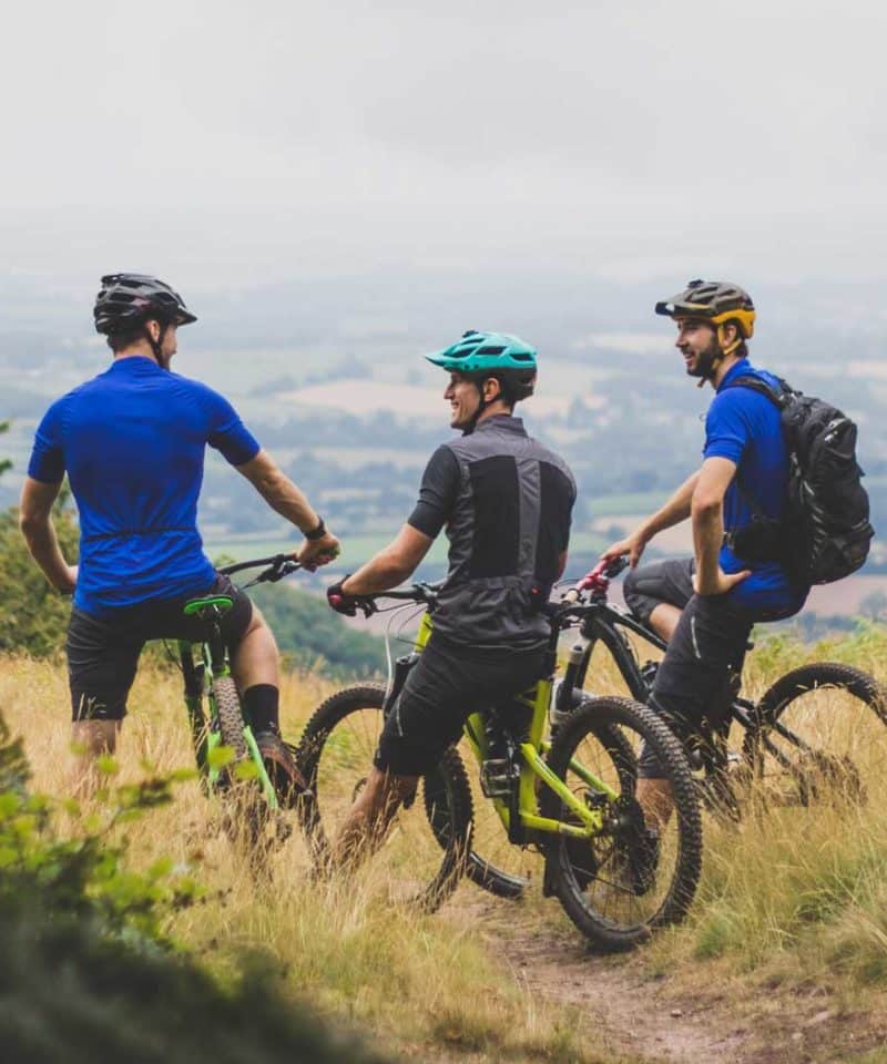 Groupe d'hommes sur un parcours VTT dans l'Hérault