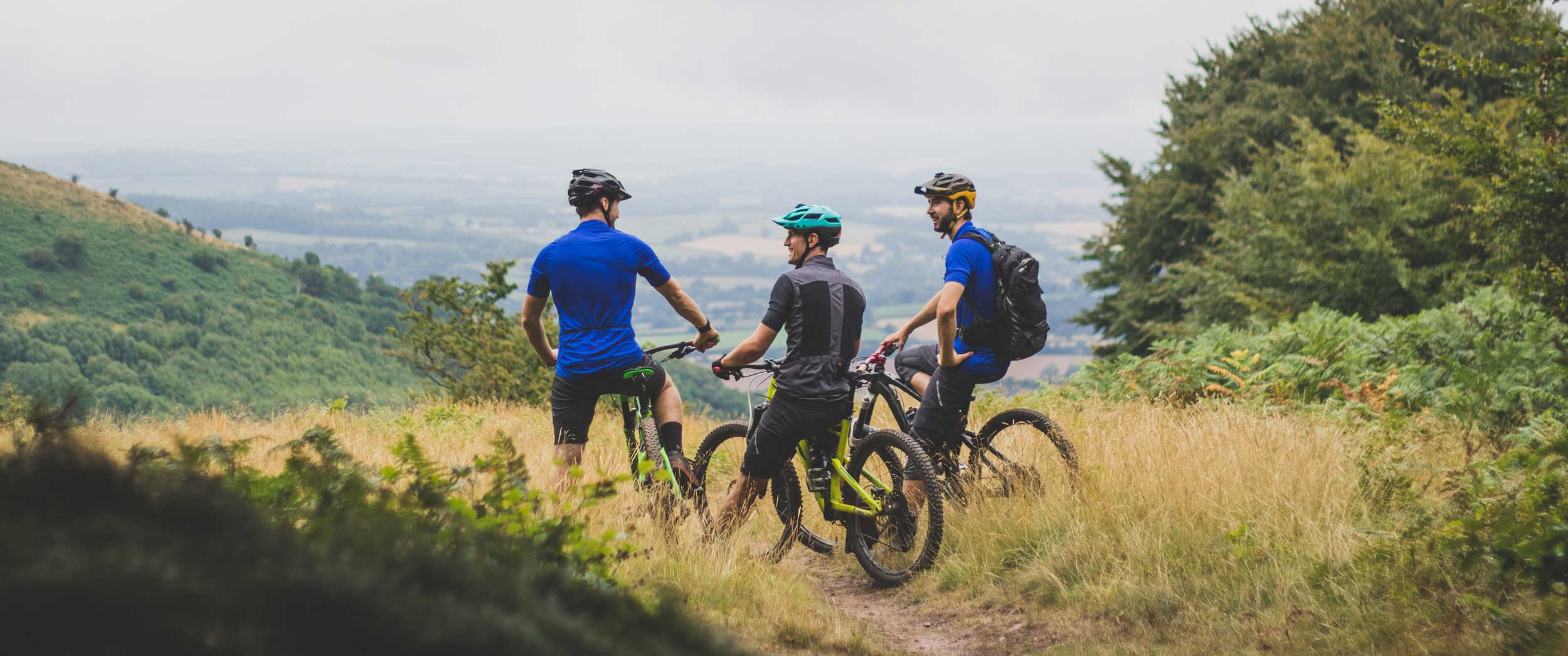 Groupe d'hommes sur un parcours VTT dans l'Hérault