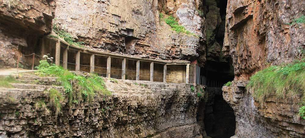 Entrée de la cavité de l'abime de Bramabiau