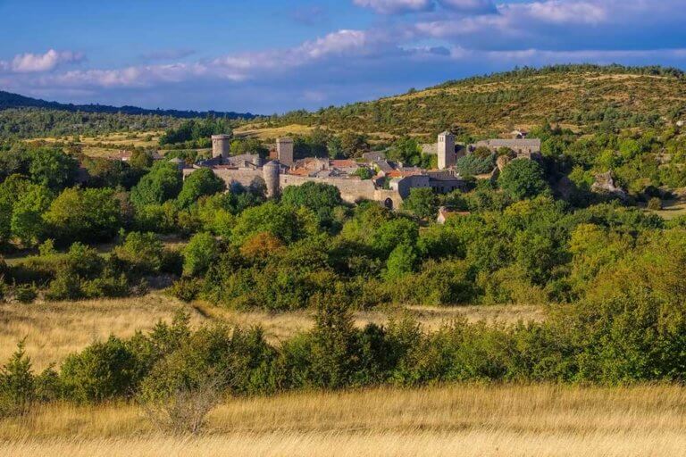 Vue sur la Couvertoirade, dans les Cévennes