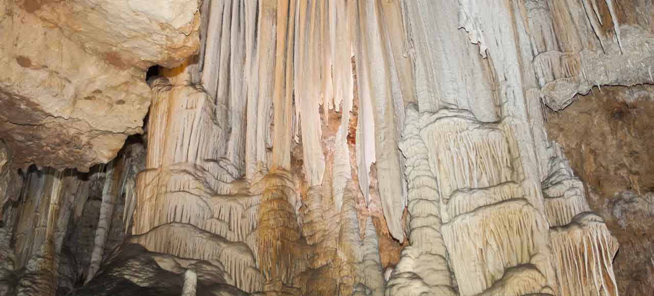 Plafond de stalactites de la grotte de clamouse