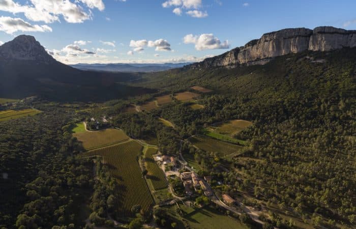 Vue sur le pic saint loup et la vallée