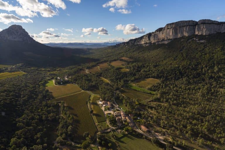 Vue sur le pic saint loup et la vallée