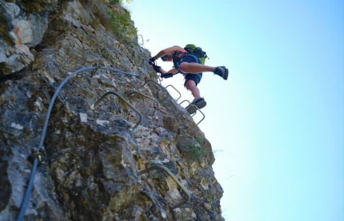 Femme grimpant sur un passage équipé du parcours aventure du Pic Saint Loup