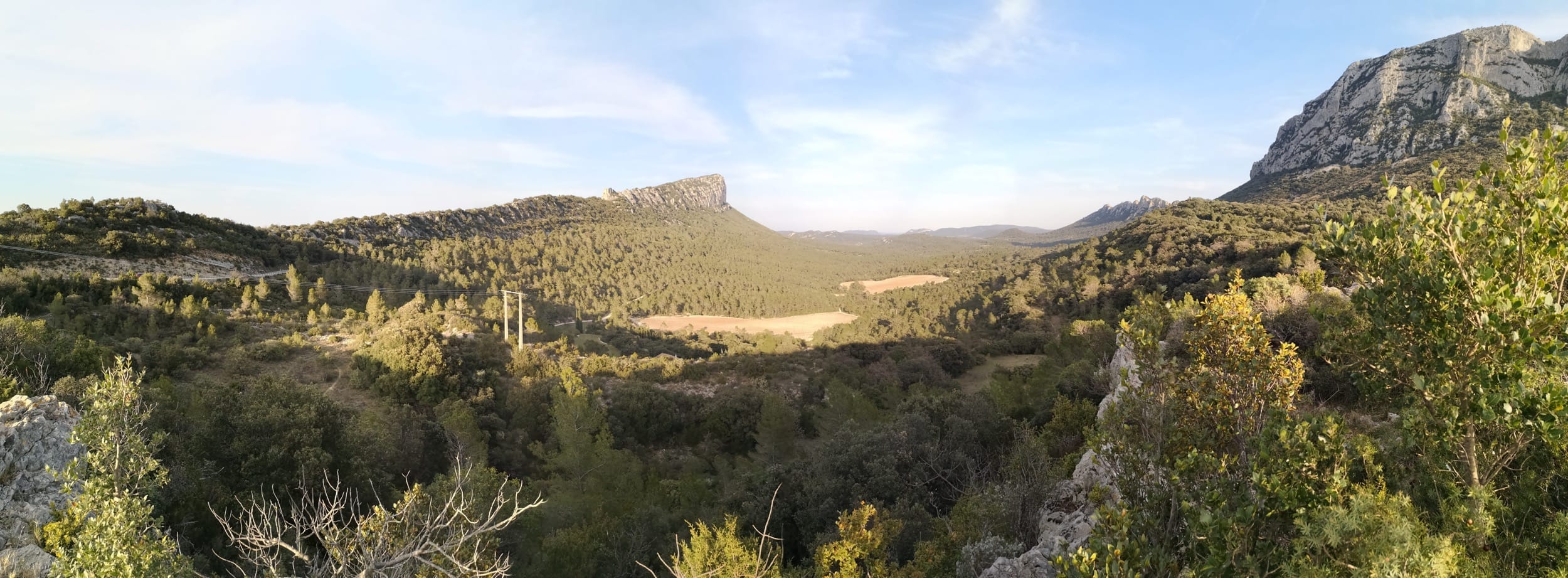 Vue sur le pic Saint loup, depuis un chemin de randonnée