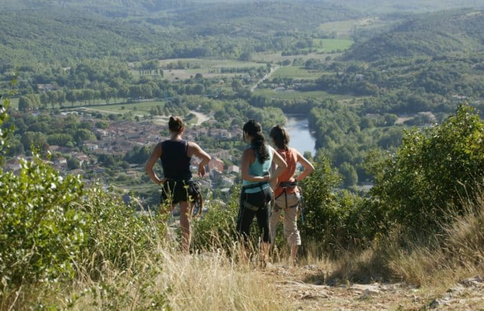 Groupe de jeunes femmes admirant une vue sur la vallée