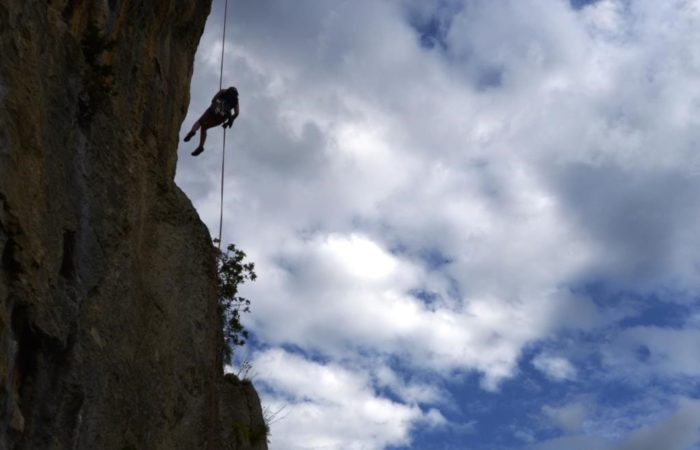 Descente en rappel dan sune via ferrata de la vallée de l'Hérault