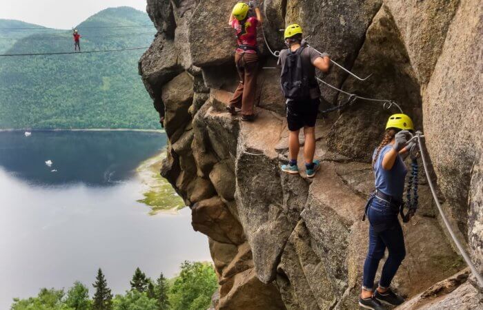 Groupe de personnes dans une via ferrata près de Montpellier