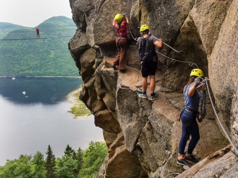 Groupe de personnes dans une via ferrata près de Montpellier