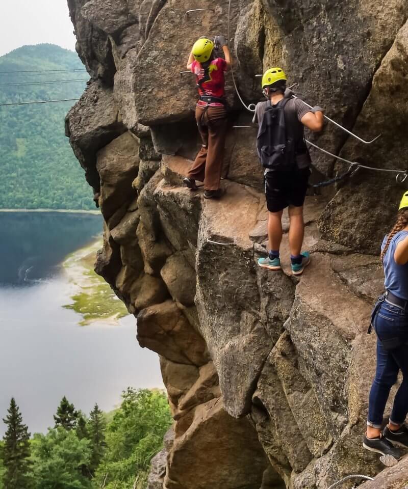 Groupe de personnes dans une via ferrata près de Montpellier