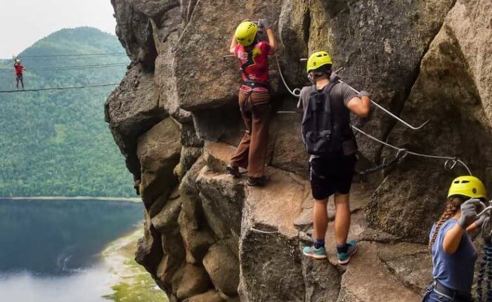 Groupe de personnes dans une via ferrata près de Montpellier