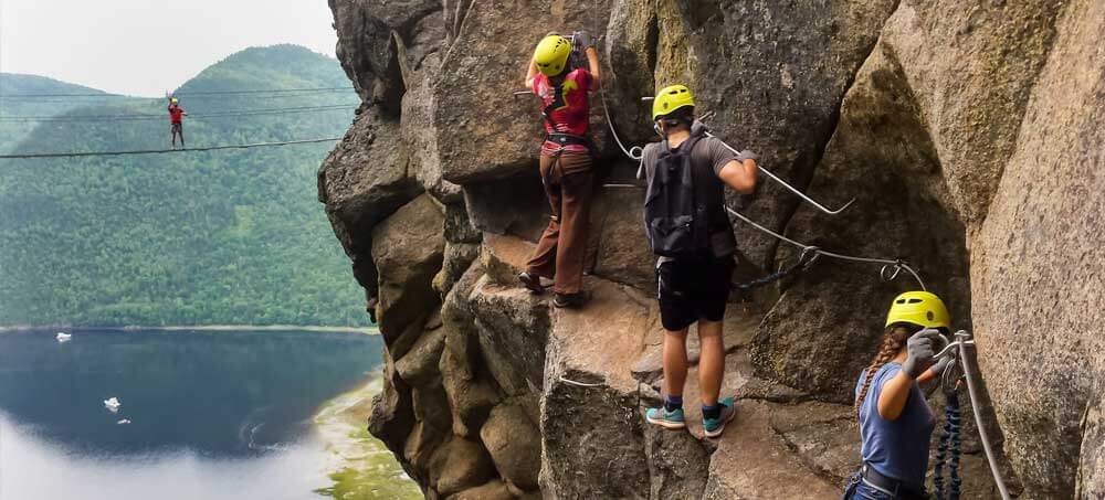 Groupe de personnes dans une via ferrata près de Montpellier