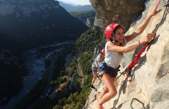 Jeune fille sur la Via Ferrata du Thaurac