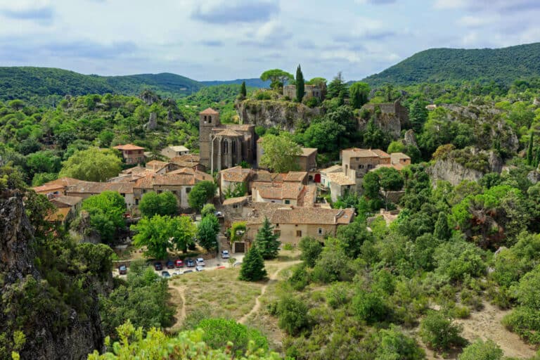 Vue aérienne de la commune de Mourèze, près du cirque de Mourèze